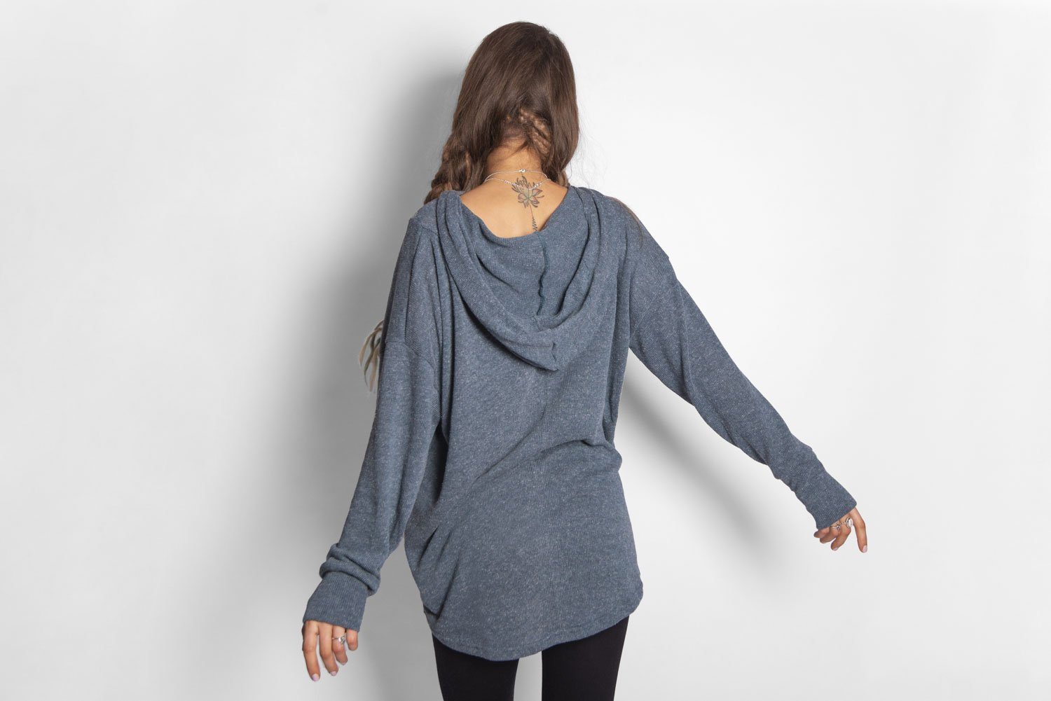 langer einfarbiger Strickpulli mit grosser Kapuze und Daumenlöchern in blau