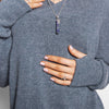 langer einfarbiger Strickpulli mit grosser Kapuze und Daumenlöchern in blau
