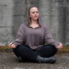 PLUS SIZE, langer einfarbiger Strickpulli mit grosser Kapuze und Daumenlöchern in braun