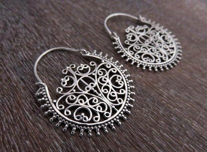 Hoop earrings with a filigree pattern made of silver 