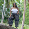 PLUS SIZE Pluderhose mit filigranem Muster in schwarz