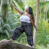 PLUS SIZE Pluderhose mit filigranem Muster in schwarz