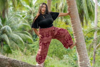 PLUS SIZE harem pants with a delicate pattern in red