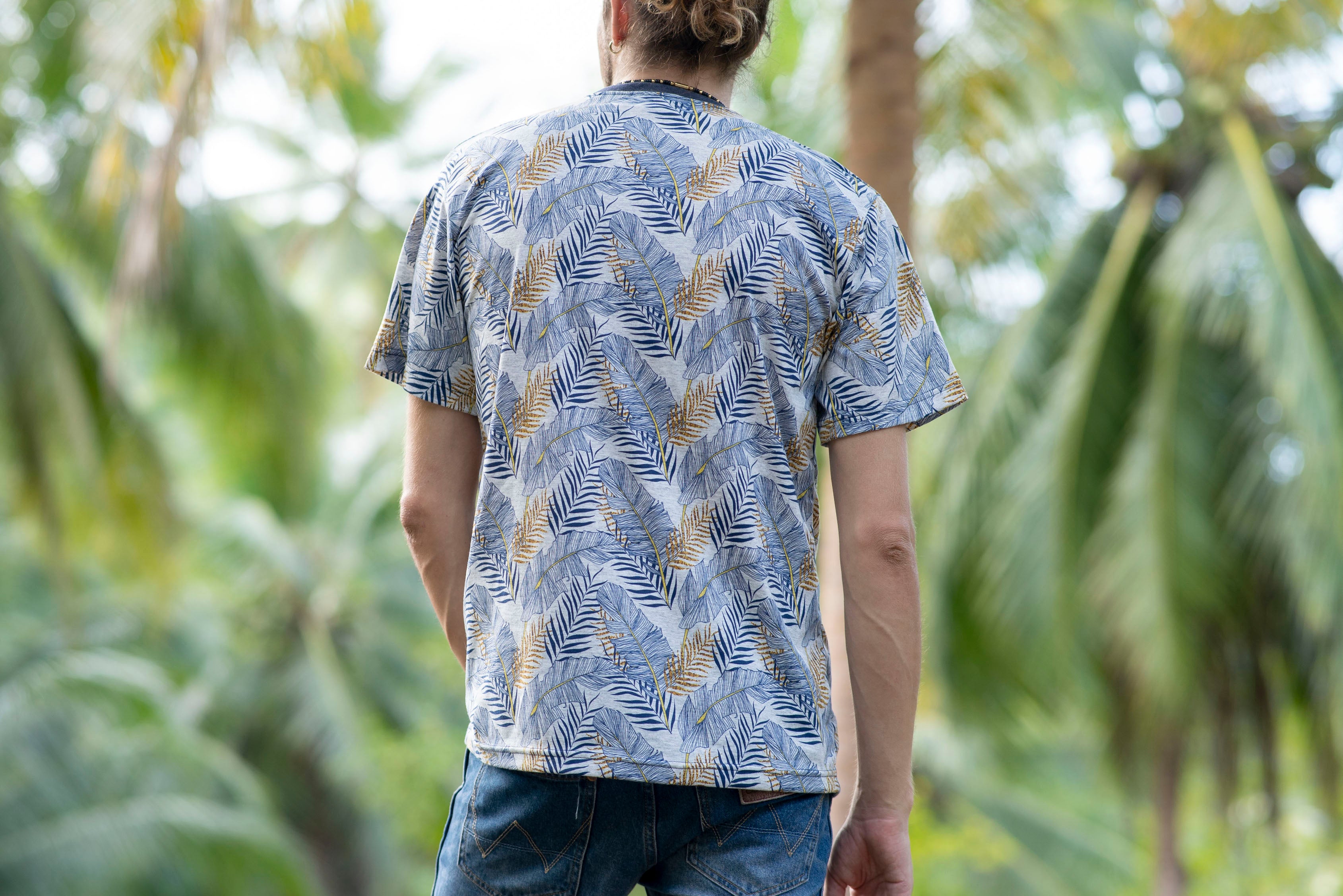 gemustertes T-Shirt für Männer in grau blau beige mit Palmen Print