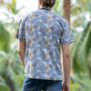 gemustertes T-Shirt für Männer in grau blau beige mit Palmen Print