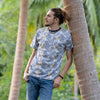 gemustertes T-Shirt für Männer in grau blau beige mit Palmen Print