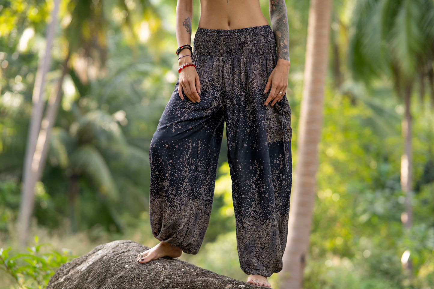 Airy harem pants with a floral pattern in black with pockets