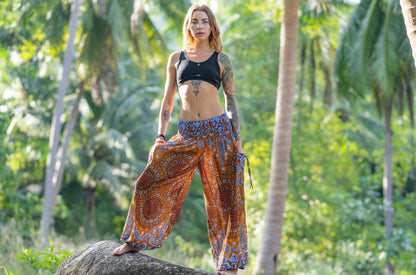 Airy harem pants with a floral pattern in brown and blue with pockets