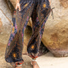 bunt gemusterte Pluderhose mit Taschen in dunkelblau