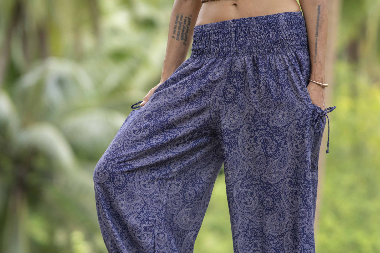 Airy harem pants with a delicate paisley pattern in blue