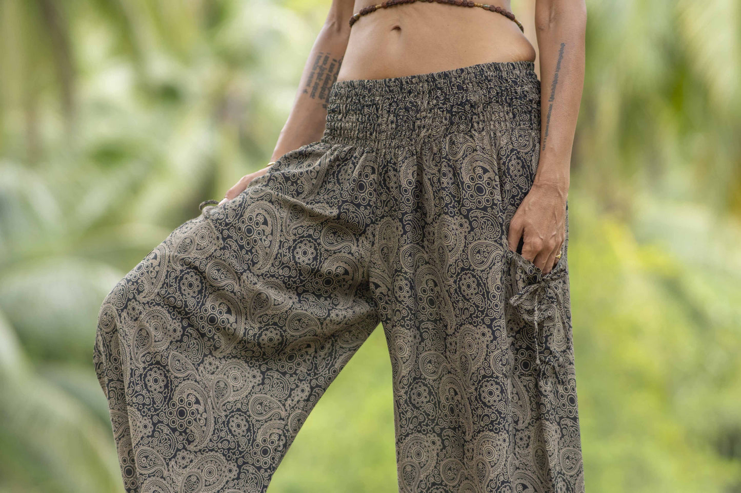 Airy harem pants with a delicate paisley pattern in black/beige
