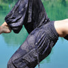 luftige Pluderhose mit filigranem Muster in dunkelblau