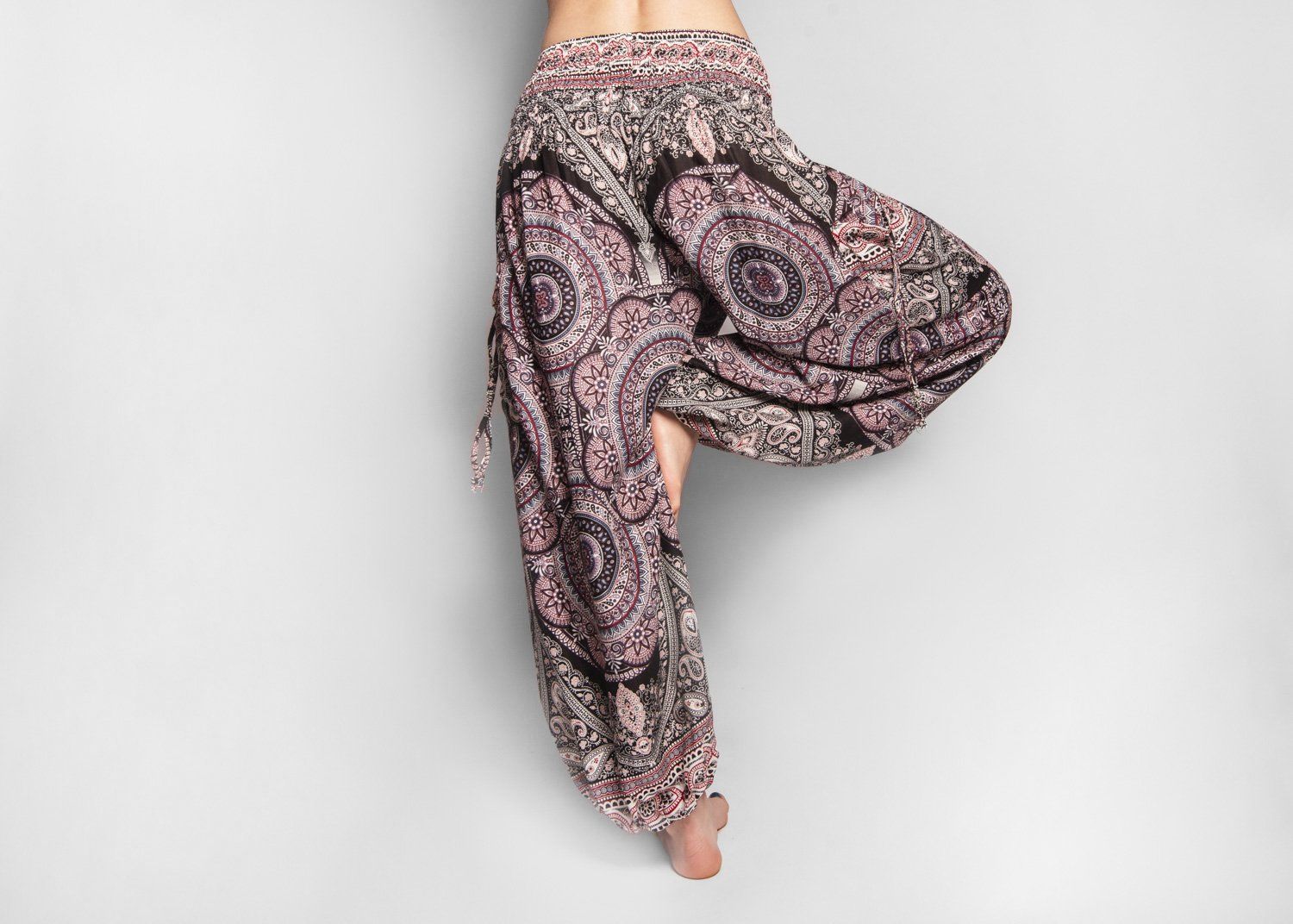 luftige Pluderhose floral gemustert in schwarz grau rot mit Taschen