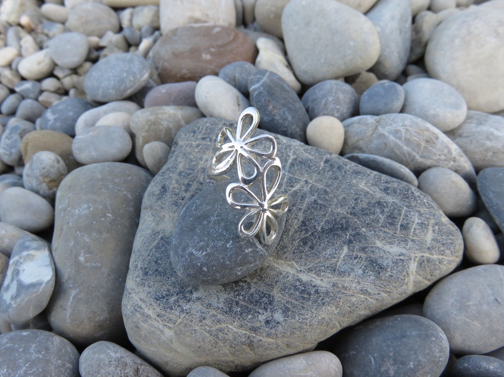 asymmetrischer Ring mit Blumen aus Silber