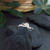 Ring mit Spirale, Pünktchen und kleinem Stein aus Silber