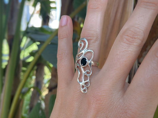 verschnörkelter Silber Ring mit Spiralen und schwarzem Stein