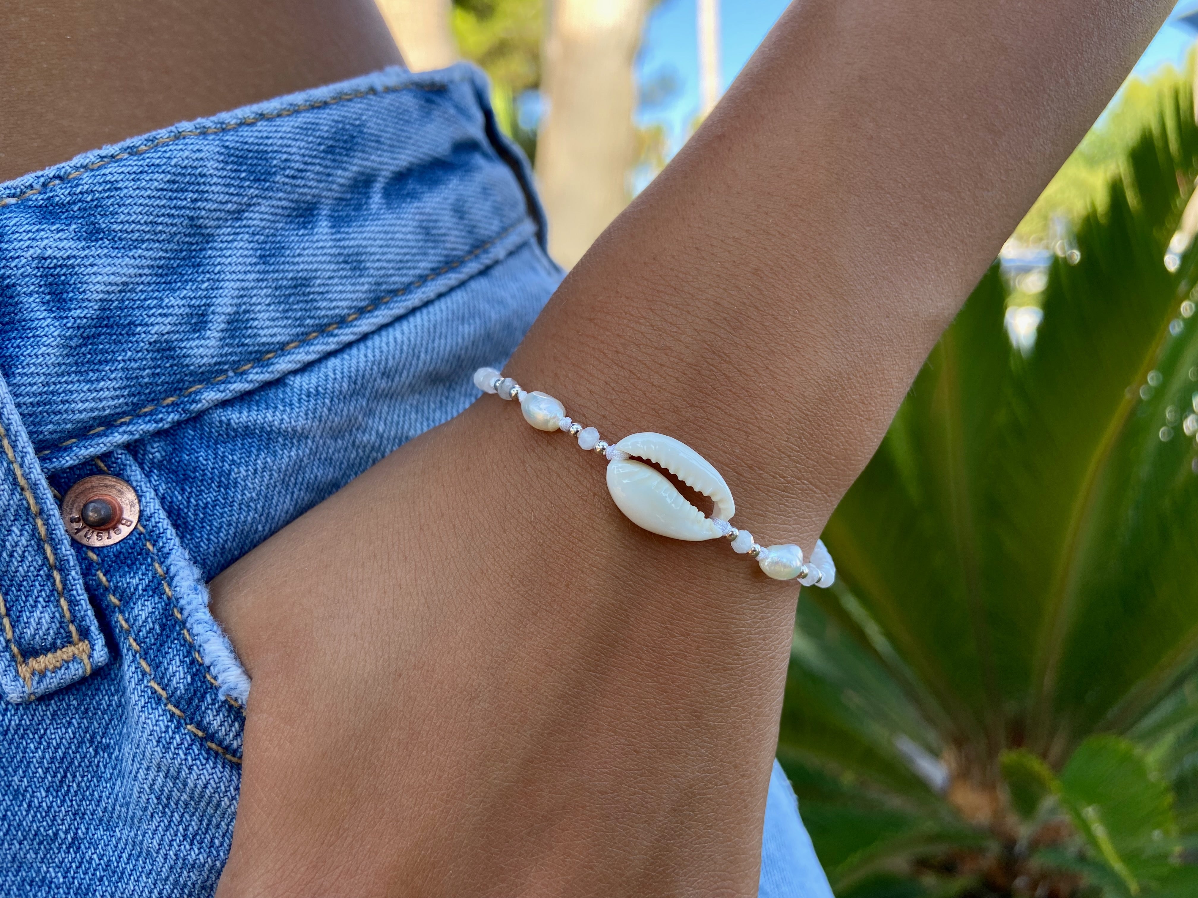weißes Armband mit Kaurimuschel, Mondsteinen, Silberelementen und Süsswasser Perlen