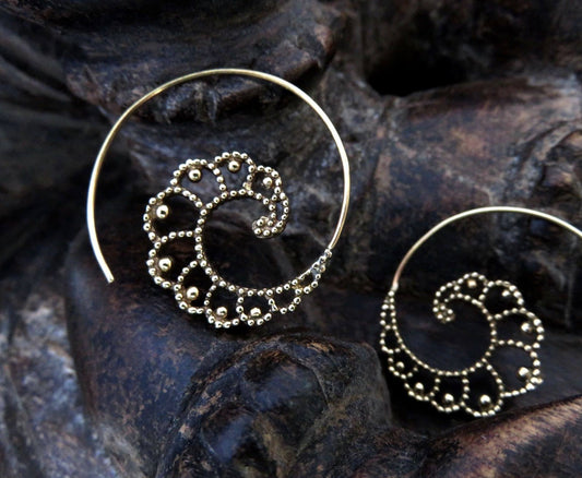 Spiral earrings with dot pattern made of brass 
