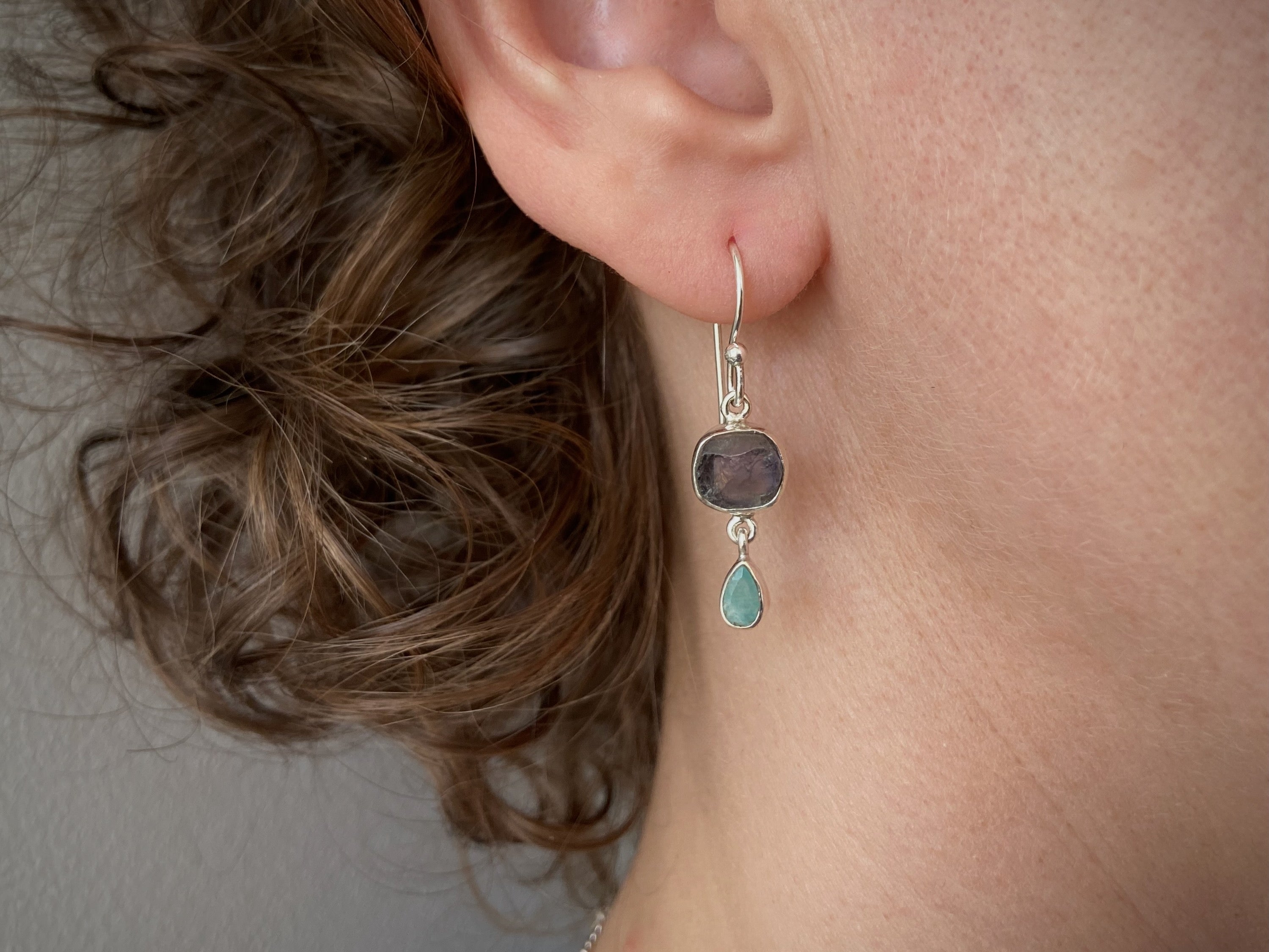 Ohrringe mit Rohstein aus Silber, Tansanit, Smaragd