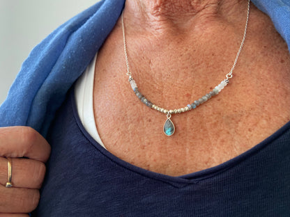 adjustable necklace with teardrop-shaped labradorite stone made of silver 