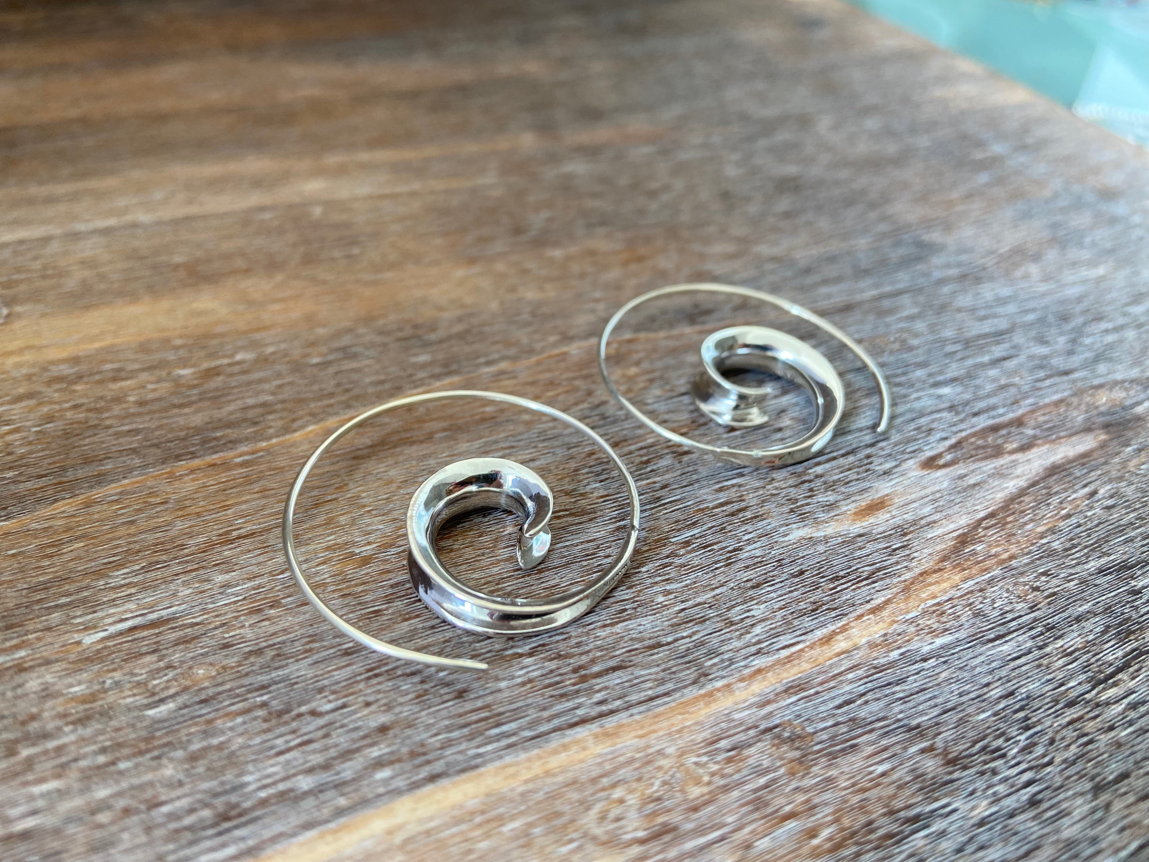 kleine klassische Spiralcreolen aus Silber