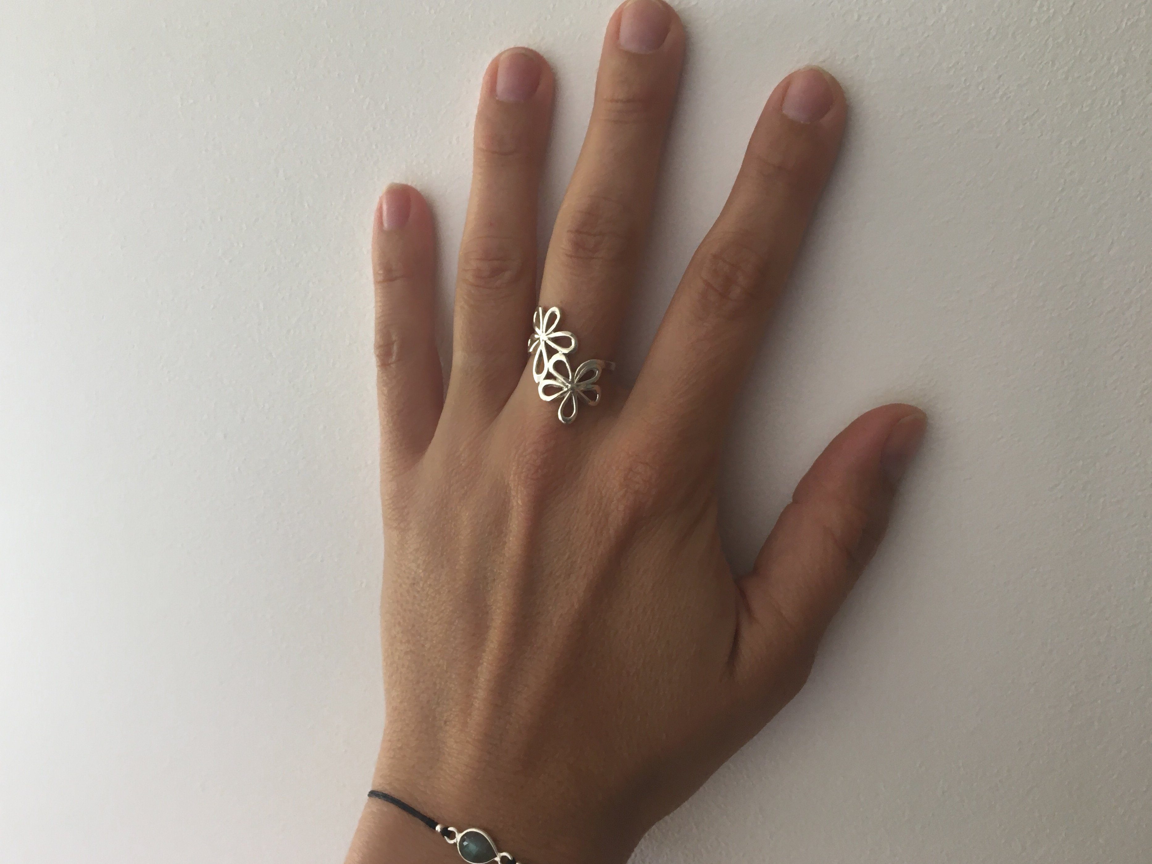 asymmetrischer Ring mit Blumen aus Silber