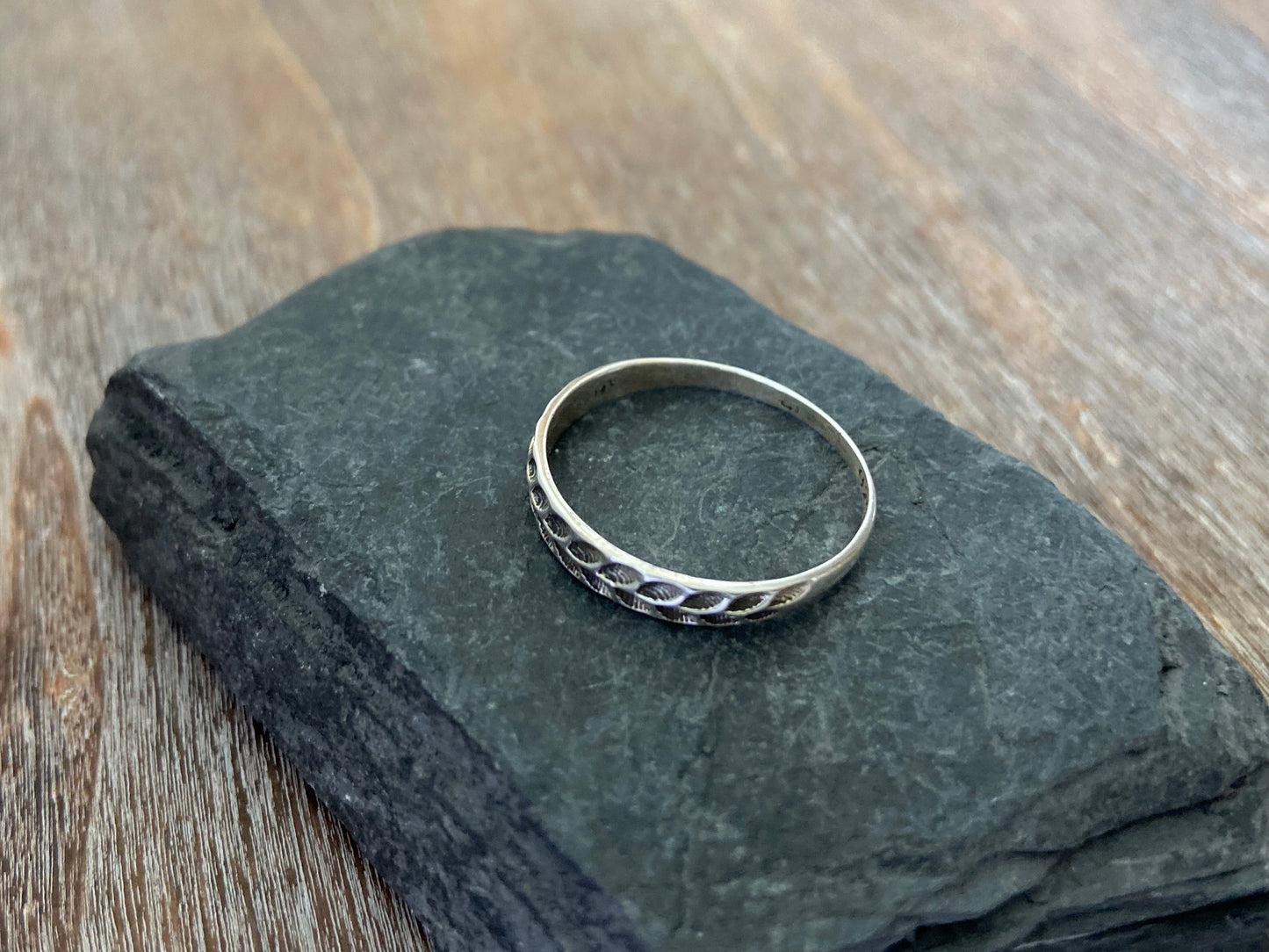 schlichter Ring mit Blättermuster aus Silber