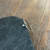 zierlicher Silberring mit kleinem facettierten grünen Smaragd Stein und drei Kügelchen