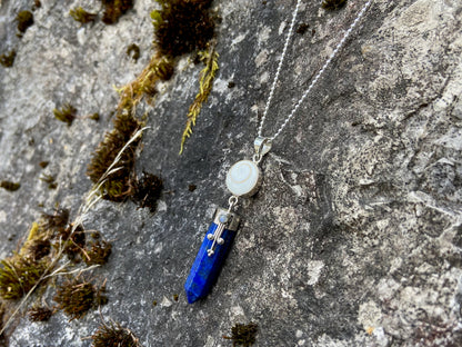Anhänger Lapis Lazuli mit Operculum mit Spiralen, Pünktchen und kleinem Stein, Silber