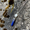 Anhänger Lapis Lazuli mit Operculum mit Spiralen, Pünktchen und kleinem Stein, Silber