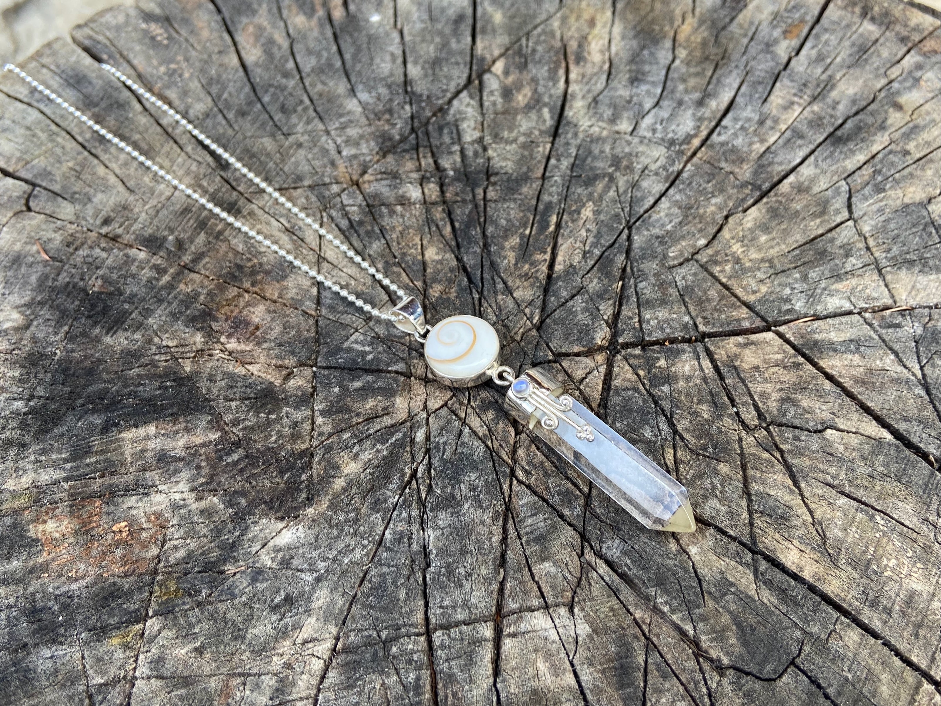 Anhänger Bergkristall mit Operculum mit Spiralen, Pünktchen und kleinem Stein, Silber