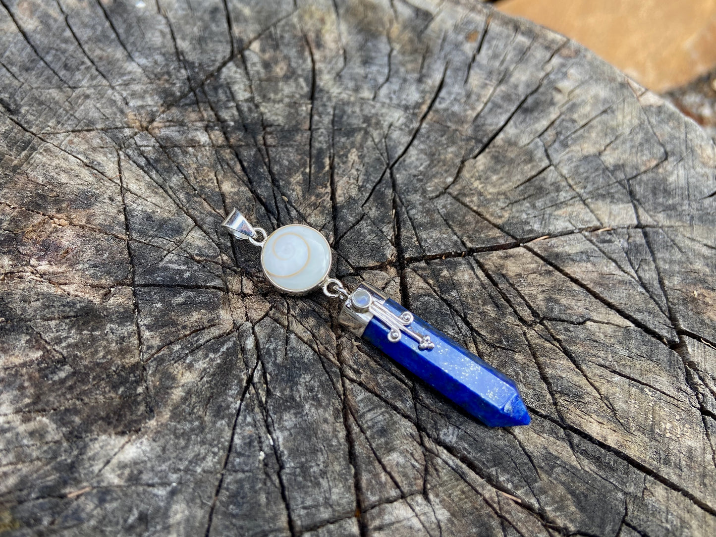 Anhänger Lapis Lazuli mit Operculum mit Spiralen, Pünktchen und kleinem Stein, Silber