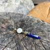Anhänger Lapis Lazuli mit Operculum mit Spiralen, Pünktchen und kleinem Stein, Messing