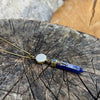 Anhänger Lapis Lazuli mit Operculum mit Spiralen, Pünktchen und kleinem Stein, Messing