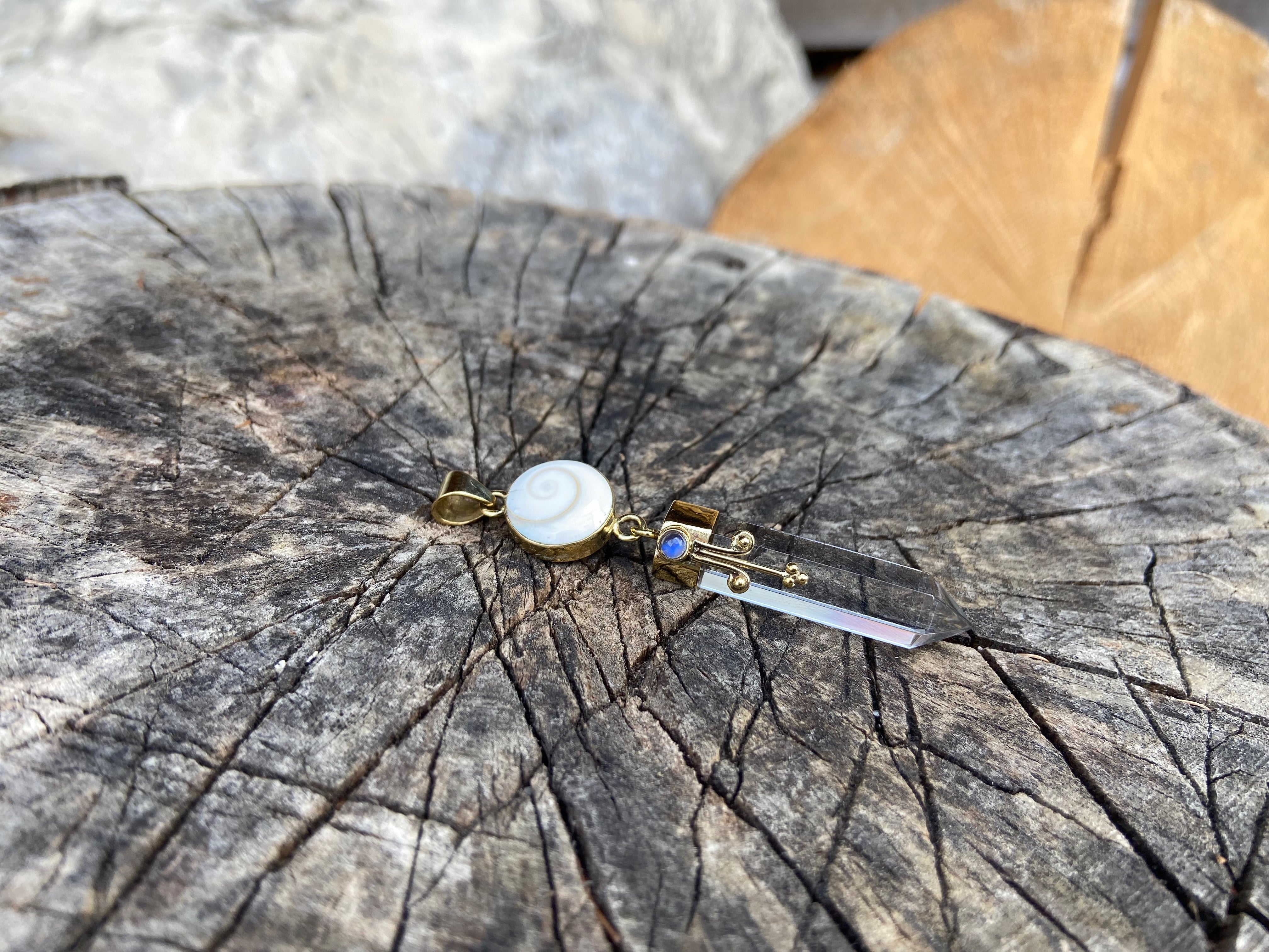 Anhänger Bergkristall mit Operculum mit Spiralen, Pünktchen und kleinem Stein, Messing