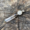 Anhänger Bergkristall mit Operculum mit Spiralen, Pünktchen und kleinem Stein, Silber
