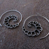 Spiral Ohrringe mit Punktemuster aus Silber