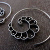 Spiral Ohrringe mit Punktemuster aus Silber