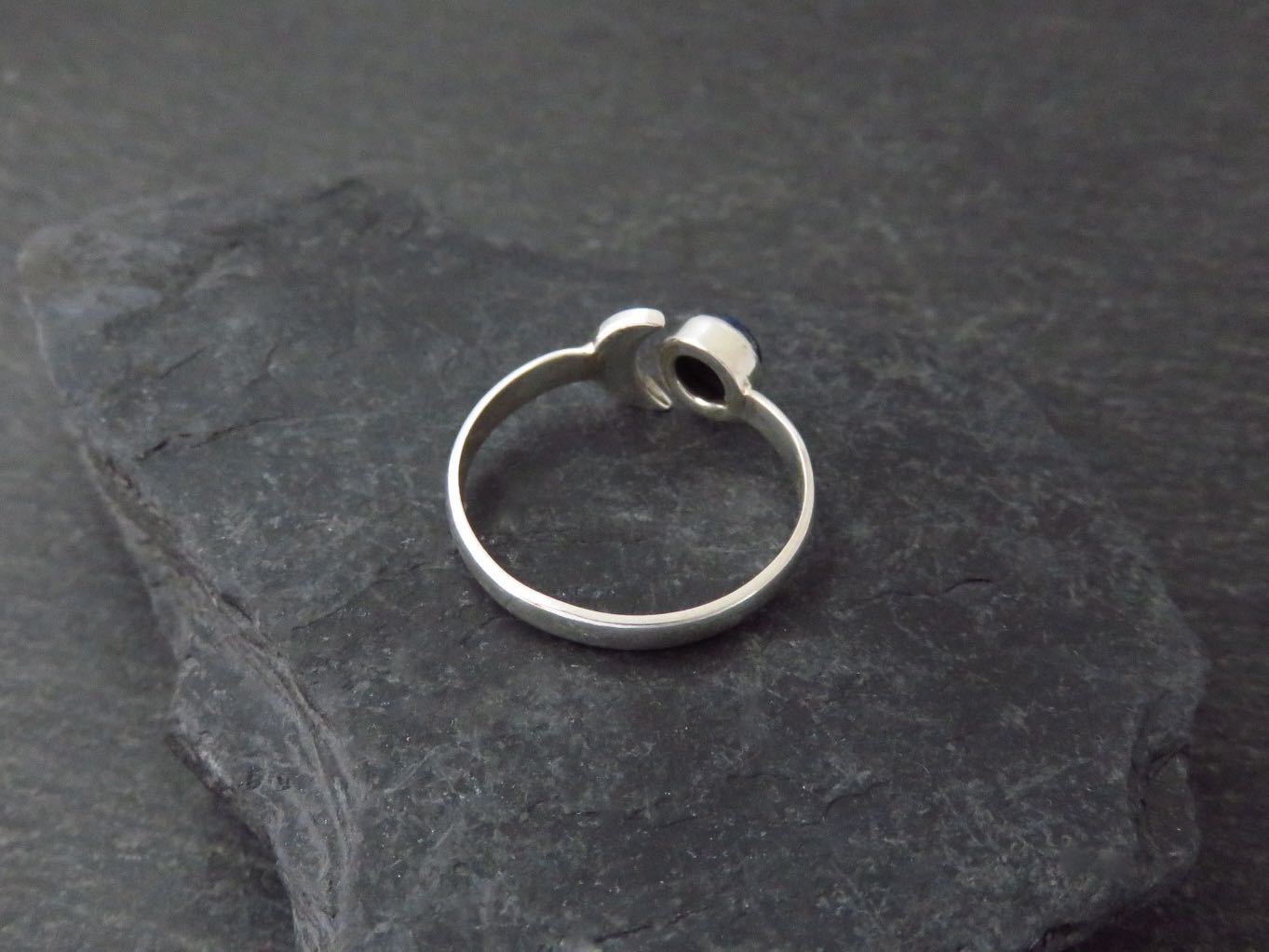 Ring mit Mond und Lapislazuli aus Silber