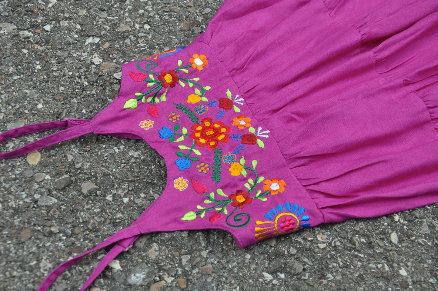 bunt besticktes Blumenkleid für Mädchen in lila