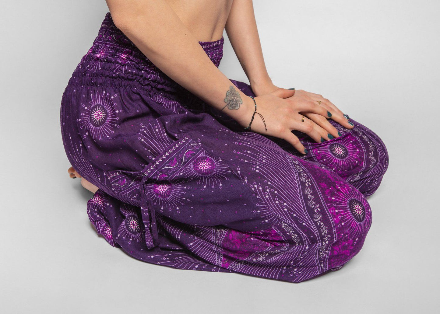 Airy harem pants with a peacock pattern in purple