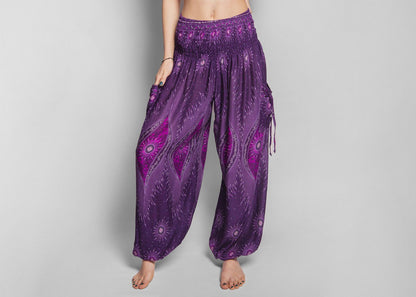 Airy harem pants with a peacock pattern in purple
