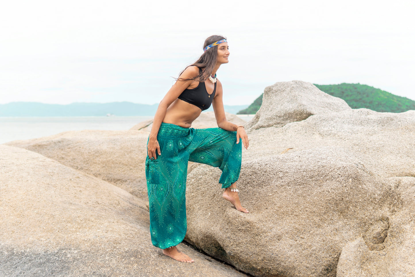 Airy harem pants with a peacock pattern in turquoise