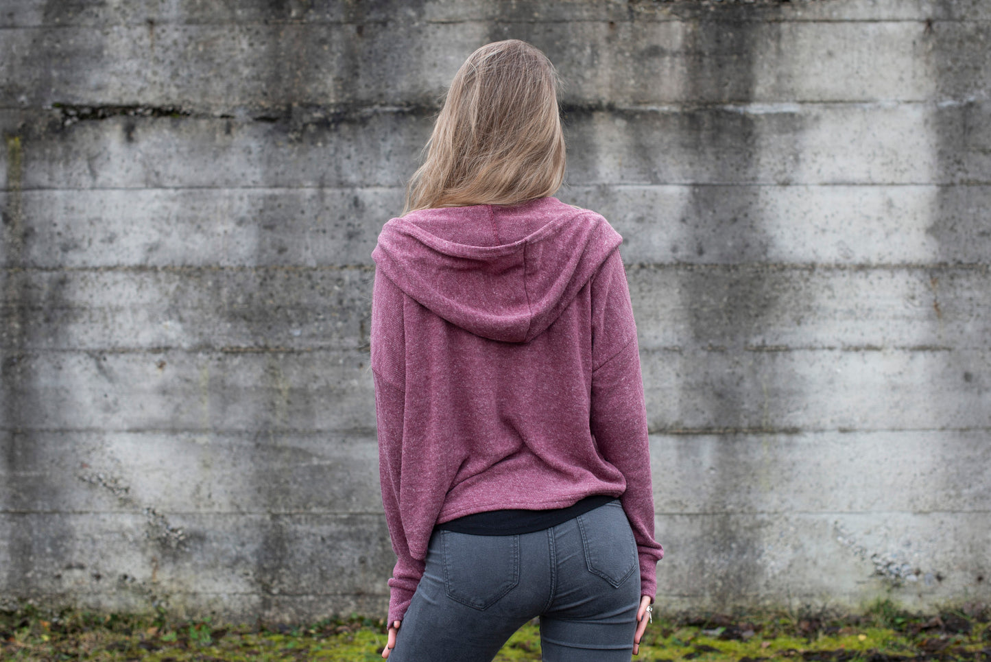 half-length, plain-colored knitted sweater with hood and thumbholes in rosé red 