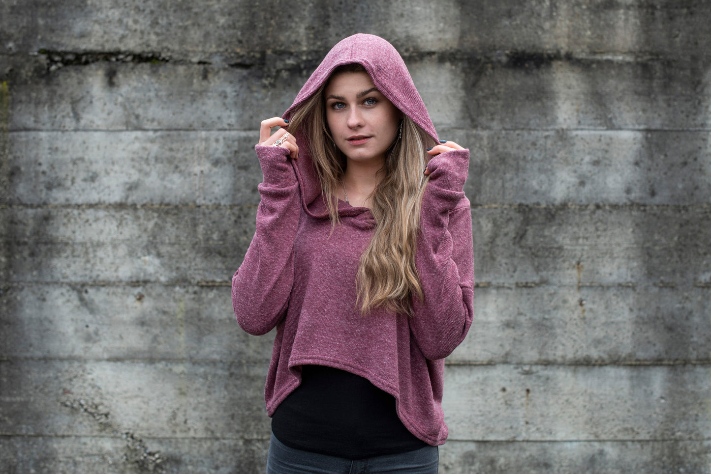 half-length, plain-colored knitted sweater with hood and thumbholes in rosé red 