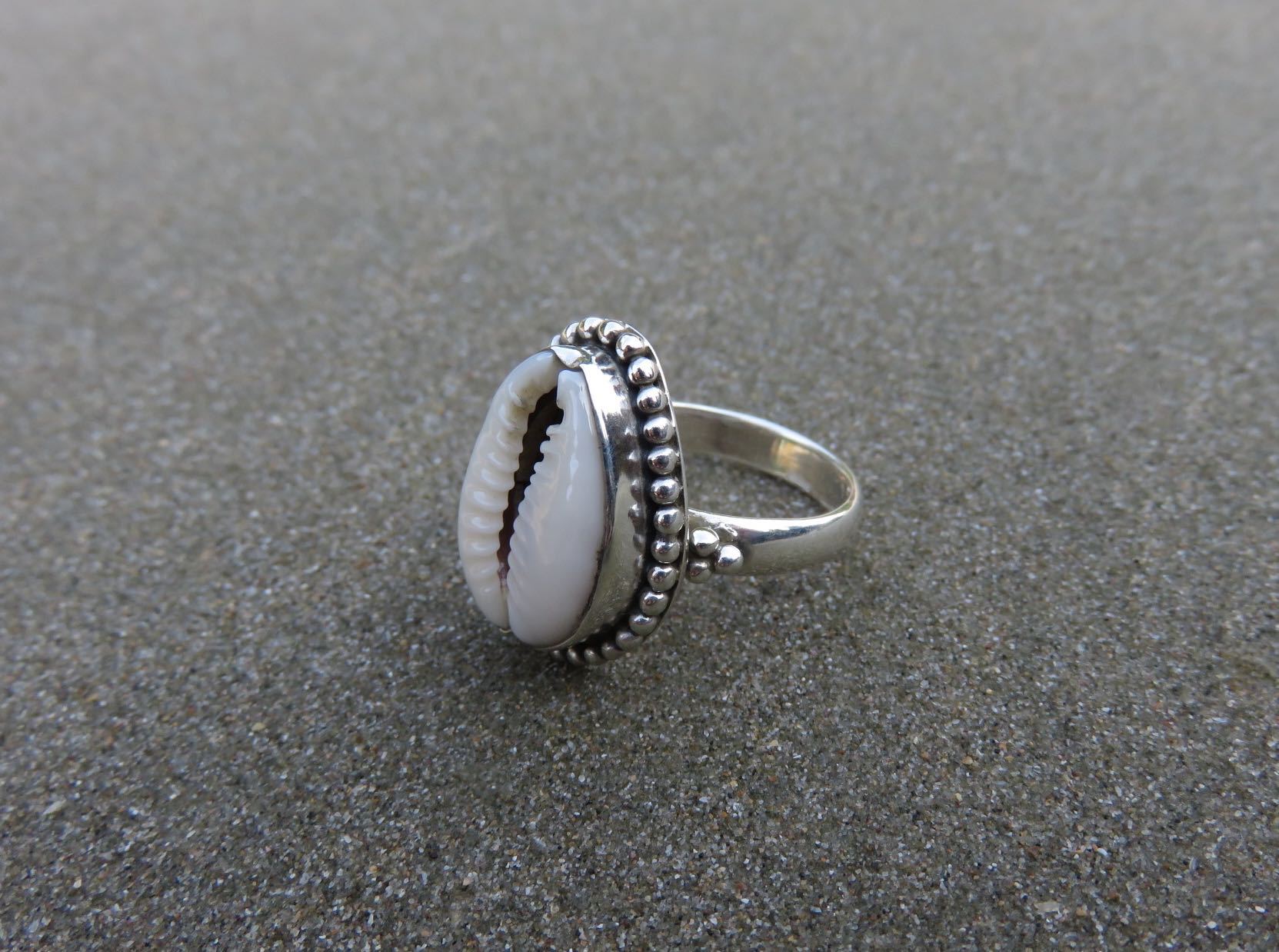 Ring mit Kaurimuschel verziert mit kleinen Kügelchen aus Silber