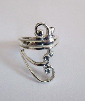 asymmetrischer Ring mit Spiralen aus Silber