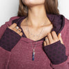 langer Strickpulli mit gemusterter Kapuze und Daumenlöchern in rosé rot