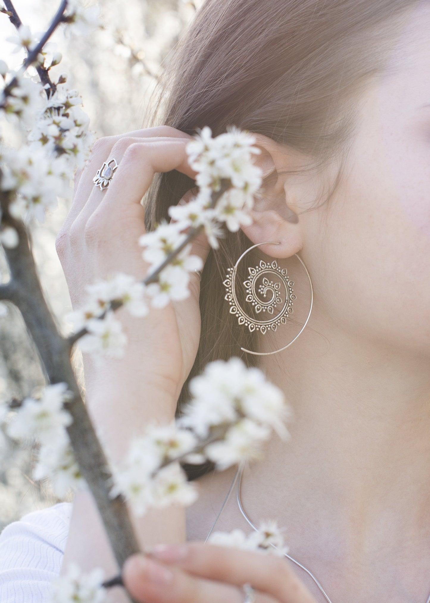 große Spiral Ohrringe mit filigranem Muster aus Silber