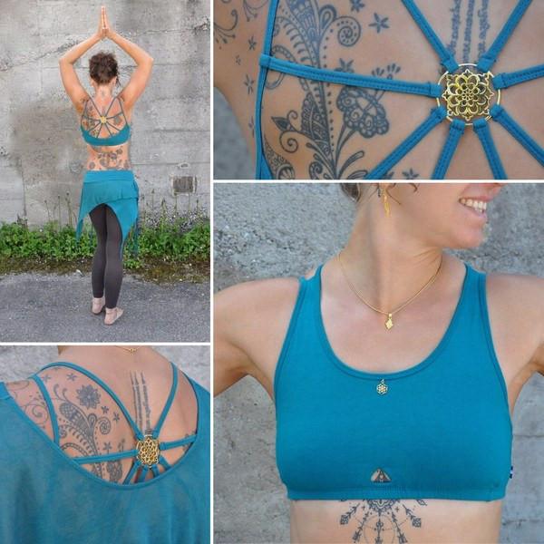 Yoga Top mit Rückenmuster und Messingelementen in türkis